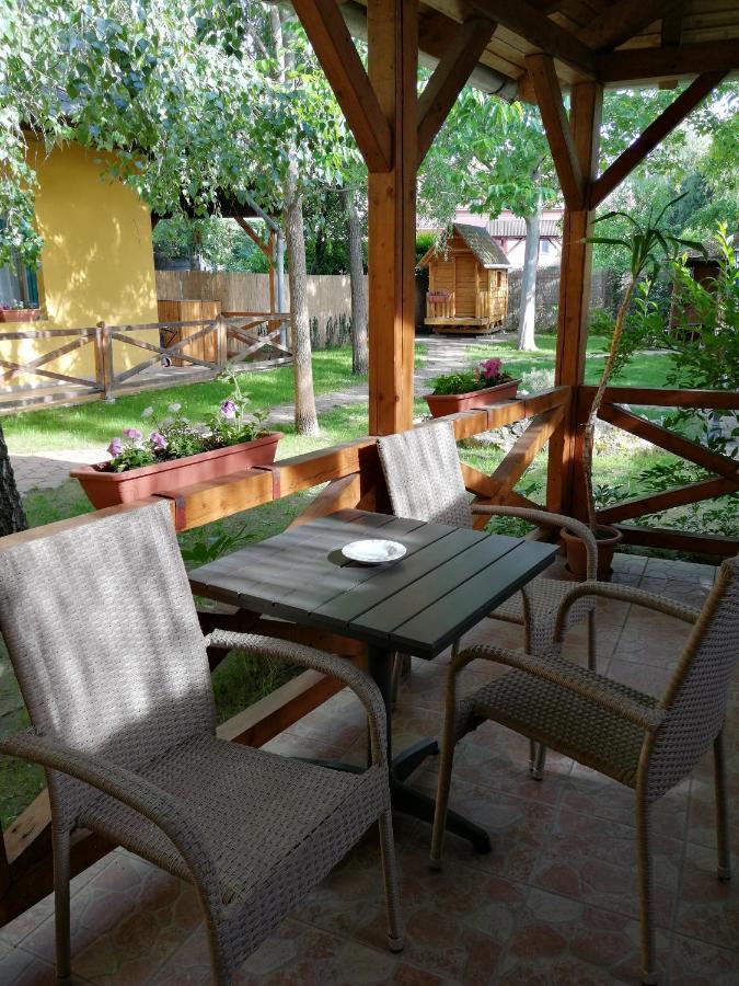 Karpatia Panzio Bed and Breakfast Esztergom Exteriör bild