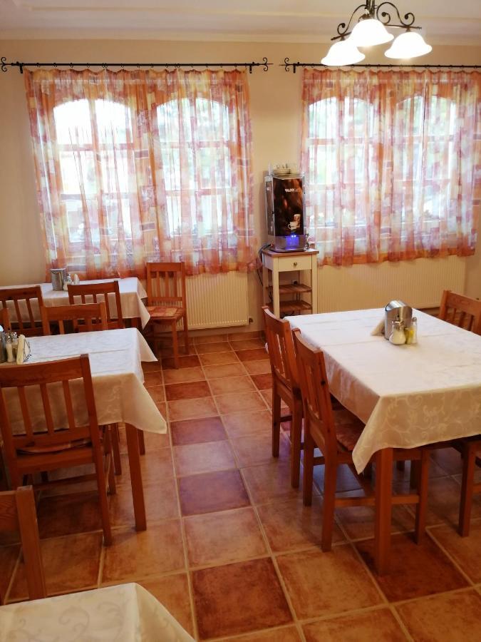 Karpatia Panzio Bed and Breakfast Esztergom Exteriör bild