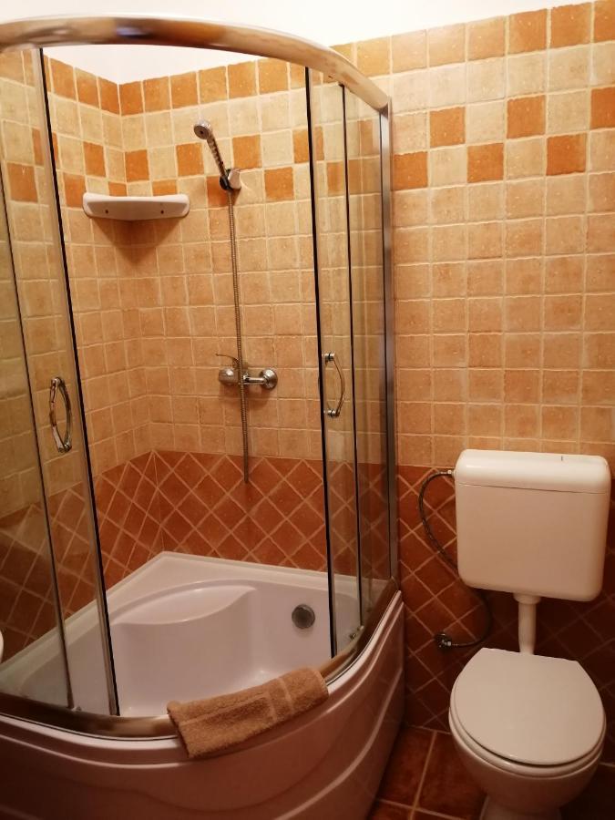 Karpatia Panzio Bed and Breakfast Esztergom Exteriör bild