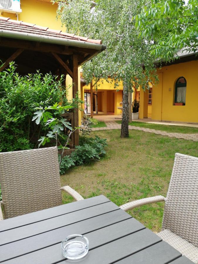 Karpatia Panzio Bed and Breakfast Esztergom Exteriör bild